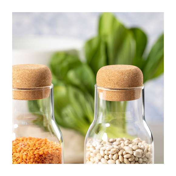 Botella de 800 ml de capacidad y diseño innovador que permite presentar tus bebidas preferidas y mantener ordenados diferentes ingredientes en tu cocina de manera elegante y distinguida. Fabricado en cristal de borosilicato, con tapón de corcho natural. El cristal de borosilicato ofrece una resistencia, estética y durabilidad excepcionales, convirtiéndolo en una idea de regalo perfecta para la conservación y presentación de bebidas, o bien como objeto de decoración. Presentado en caja individual de diseño eco en cartón kraft.