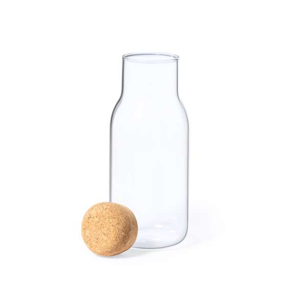 Botella de 800 ml de capacidad y diseño innovador que permite presentar tus bebidas preferidas y mantener ordenados diferentes ingredientes en tu cocina de manera elegante y distinguida. Fabricado en cristal de borosilicato, con tapón de corcho natural. El cristal de borosilicato ofrece una resistencia, estética y durabilidad excepcionales, convirtiéndolo en una idea de regalo perfecta para la conservación y presentación de bebidas, o bien como objeto de decoración. Presentado en caja individual de diseño eco en cartón kraft.