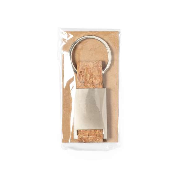 Llavero de línea nature con cinta en corcho natural y cuerpo metálico de acabado satinado. Presentado en bolsita individual con cartón interior eco.