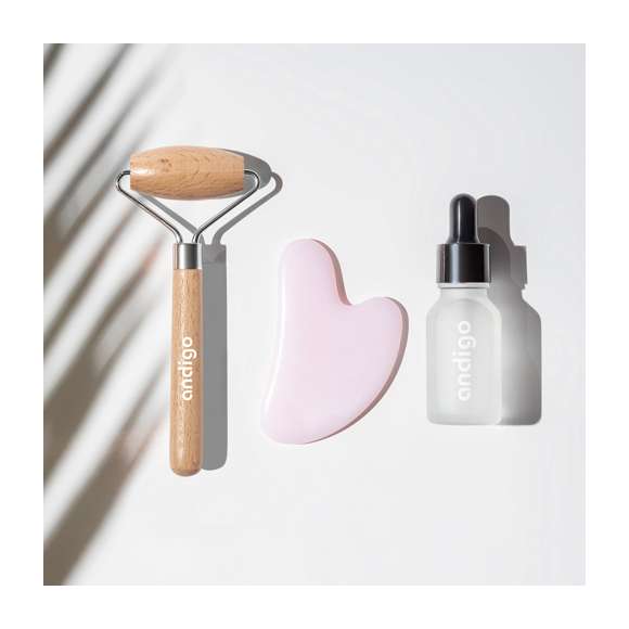  	Rodillo masajeador facial en madera natural, favoreciendo el cuidado del rostro y con efectos relajantes. Presentado en caja individual de diseño eco en cartón kraft.