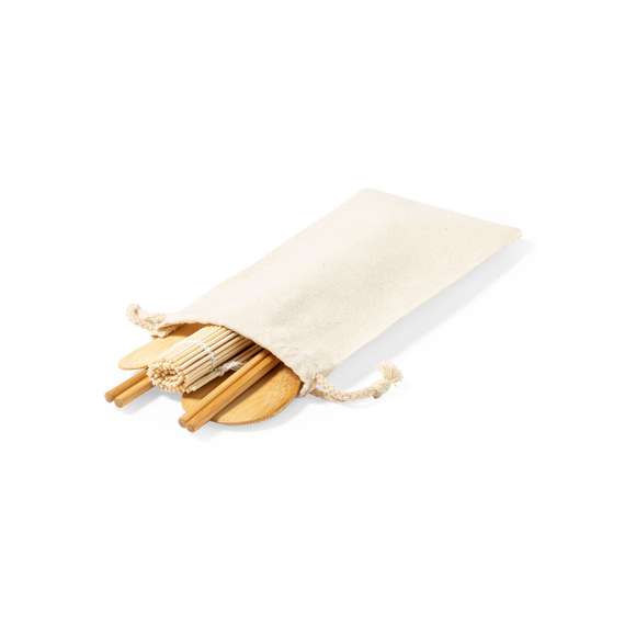  	Set de sushi de 5 piezas fabricado en bambú natural. Compuesto por una estera de sushi, 2 juegos de palillos, una cuchara y cuchillo/paleta para el arroz. Incluye bolsa de algodón para fácil transporte y almacenaje. Presentado en caja individual de diseño eco en cartón kraft.