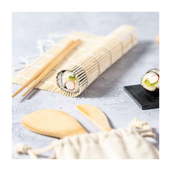  	Set de sushi de 5 piezas fabricado en bambú natural. Compuesto por una estera de sushi, 2 juegos de palillos, una cuchara y cuchillo/paleta para el arroz. Incluye bolsa de algodón para fácil transporte y almacenaje. Presentado en caja individual de diseño eco en cartón kraft.