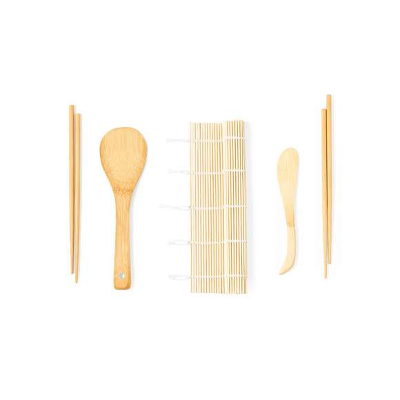  	Set de sushi de 5 piezas fabricado en bambú natural. Compuesto por una estera de sushi, 2 juegos de palillos, una cuchara y cuchillo/paleta para el arroz. Incluye bolsa de algodón para fácil transporte y almacenaje. Presentado en caja individual de diseño eco en cartón kraft.