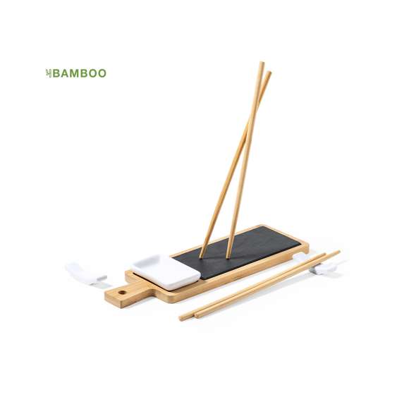 	Set de sushi premium de 6 piezas, fabricado en bambú y pizarra natural, e ideal para servicio o presentación. Incluye tabla de presentación de bambú en combinación con pizarra natural , 2 juegos de palillos en bambú natural con soportes de cerámica y un cuenco de cerámica. Presentado en caja individual de diseño eco en cartón kraft.