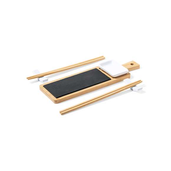  	Set de sushi premium de 6 piezas, fabricado en bambú y pizarra natural, e ideal para servicio o presentación. Incluye tabla de presentación de bambú en combinación con pizarra natural , 2 juegos de palillos en bambú natural con soportes de cerámica y un cuenco de cerámica. Presentado en caja individual de diseño eco en cartón kraft.