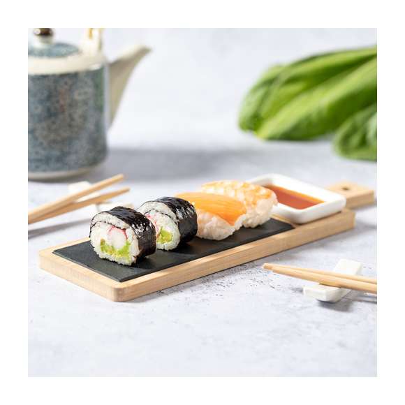  	Set de sushi premium de 6 piezas, fabricado en bambú y pizarra natural, e ideal para servicio o presentación. Incluye tabla de presentación de bambú en combinación con pizarra natural , 2 juegos de palillos en bambú natural con soportes de cerámica y un cuenco de cerámica. Presentado en caja individual de diseño eco en cartón kraft.