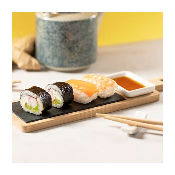  	Set de sushi premium de 6 piezas, fabricado en bambú y pizarra natural, e ideal para servicio o presentación. Incluye tabla de presentación de bambú en combinación con pizarra natural , 2 juegos de palillos en bambú natural con soportes de cerámica y un cuenco de cerámica. Presentado en caja individual de diseño eco en cartón kraft.