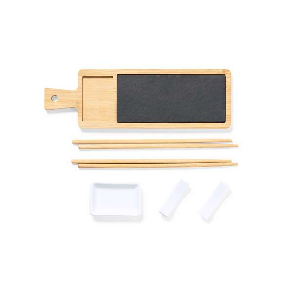  	Set de sushi premium de 6 piezas, fabricado en bambú y pizarra natural, e ideal para servicio o presentación. Incluye tabla de presentación de bambú en combinación con pizarra natural , 2 juegos de palillos en bambú natural con soportes de cerámica y un cuenco de cerámica. Presentado en caja individual de diseño eco en cartón kraft.