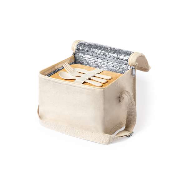 Set de fiambrera y nevera de línea nature con Certificación Food Grade, garantizando la seguridad cuando los alimentos entran en contacto con el material usado para fabricar el producto. Incluye:Nevera fabricada en material 100% algodón, con interior isotermo acabado en aluminio. Cierre de cremallera con doble tirador de cordón y asa de transporte a juego.Fiambrera fabricada en PP veteado libre de BPA, con tapa de bambú y 1l de capacidad. Cierre de cinta elástica de seguridad, con compartimentos para tenedor, cuchara y cuchillo (incluidos).