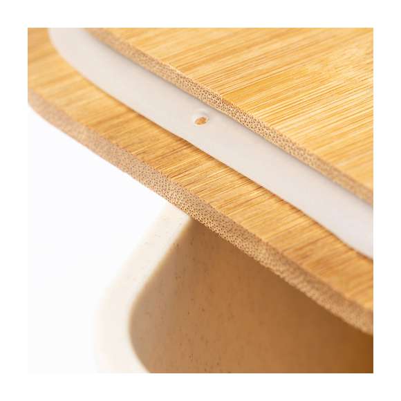 Set de fiambrera y nevera de línea nature con Certificación Food Grade, garantizando la seguridad cuando los alimentos entran en contacto con el material usado para fabricar el producto. Incluye:Nevera fabricada en material 100% algodón, con interior isotermo acabado en aluminio. Cierre de cremallera con doble tirador de cordón y asa de transporte a juego.Fiambrera fabricada en PP veteado libre de BPA, con tapa de bambú y 1l de capacidad. Cierre de cinta elástica de seguridad, con compartimentos para tenedor, cuchara y cuchillo (incluidos).