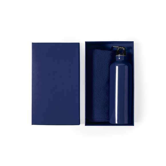 Set de bidón y toalla a juego. Incluye:  Bidón de 800 ml de capacidad con cuerpo en aluminio de acabado brillo. Con tapón de seguridad a rosca y mosquetón metálico de transporte.  Toalla absorbente fabricada en microfibra de 160g/m2 y tamaño 40x90 cm.  Set disponible en variada gama de colores y presentado en caja de cartón con colores a juego.