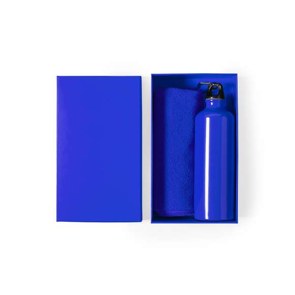 Set de bidón y toalla a juego. Incluye:  Bidón de 800 ml de capacidad con cuerpo en aluminio de acabado brillo. Con tapón de seguridad a rosca y mosquetón metálico de transporte.  Toalla absorbente fabricada en microfibra de 160g/m2 y tamaño 40x90 cm.  Set disponible en variada gama de colores y presentado en caja de cartón con colores a juego.