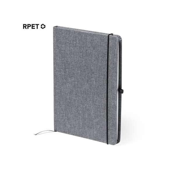 Bloc de notas de línea nature. Con tapas rígidas fabricadas en RPET, elaborado a partir de plástico reciclado, para así fomentar la reutilización de residuos plásticos y ayudar a la sostenibilidad del planeta. Interior con 100 hojas de disposición a una raya. Incluye marcapáginas, elástico de cierre y soporte para bolígrafo a juego. incluye distintivo RPET en contraportada.