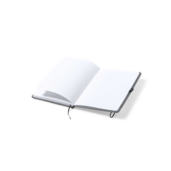 Bloc de notas de línea nature. Con tapas rígidas fabricadas en RPET, elaborado a partir de plástico reciclado, para así fomentar la reutilización de residuos plásticos y ayudar a la sostenibilidad del planeta. Interior con 100 hojas de disposición a una raya. Incluye marcapáginas, elástico de cierre y soporte para bolígrafo a juego. incluye distintivo RPET en contraportada.