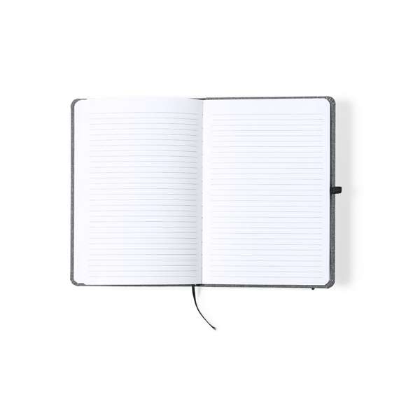 Bloc de notas de línea nature. Con tapas rígidas fabricadas en RPET, elaborado a partir de plástico reciclado, para así fomentar la reutilización de residuos plásticos y ayudar a la sostenibilidad del planeta. Interior con 100 hojas de disposición a una raya. Incluye marcapáginas, elástico de cierre y soporte para bolígrafo a juego. incluye distintivo RPET en contraportada.