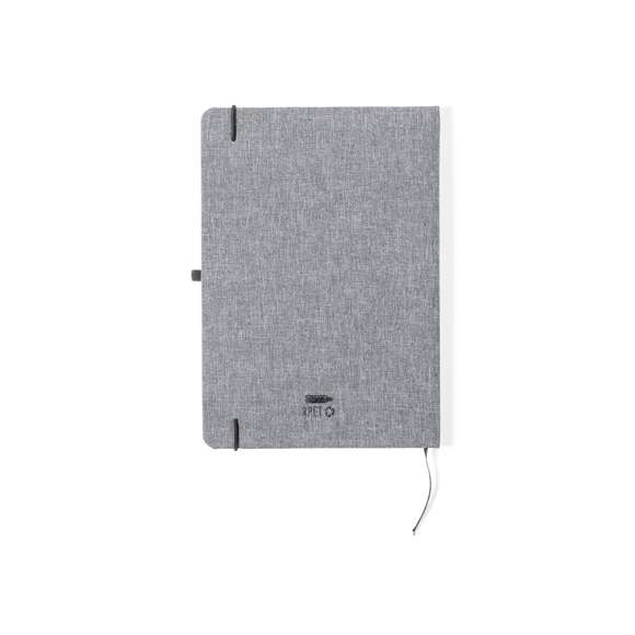 Bloc de notas de línea nature. Con tapas rígidas fabricadas en RPET, elaborado a partir de plástico reciclado, para así fomentar la reutilización de residuos plásticos y ayudar a la sostenibilidad del planeta. Interior con 100 hojas de disposición a una raya. Incluye marcapáginas, elástico de cierre y soporte para bolígrafo a juego. incluye distintivo RPET en contraportada.