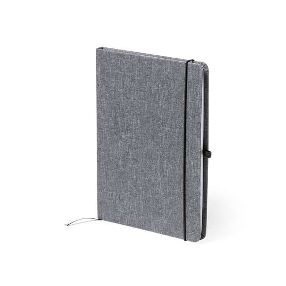 Bloc de notas de línea nature. Con tapas rígidas fabricadas en RPET, elaborado a partir de plástico reciclado, para así fomentar la reutilización de residuos plásticos y ayudar a la sostenibilidad del planeta. Interior con 100 hojas de disposición a una raya. Incluye marcapáginas, elástico de cierre y soporte para bolígrafo a juego. incluye distintivo RPET en contraportada.