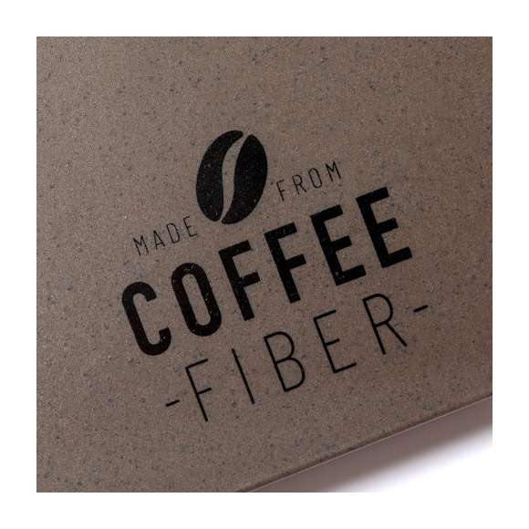  	Bloc de notas de línea nature. Con tapas rígidas fabricadas en fibra de café, elaborada a partir de los residuos producidos en la obtención del café. Una alternativa sostenible que favorece la reducción del uso de plásticos, ahorrando energía en el proceso de fabricación y fomentando así el cuidado del medio ambiente. 	Interior con 100 hojas de disposición a una raya y distintivo fibra de café en contraportada.