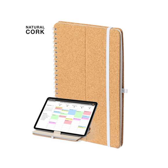 Libreta soporte de anillas de línea nature. Tapas rígidas fabricadas en corcho natural, con original soporte en caña de trigo para smartphone y tablet. Incluye elástico de cierre y soporte para bolígrafo en color blanco. 70 hojas interiores con disposición a una raya. Presentada en bolsa individual de diseño.
