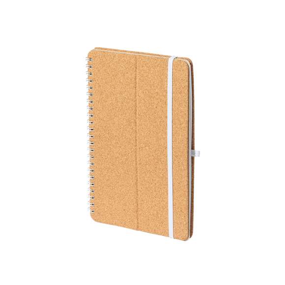 Libreta soporte de anillas de línea nature. Tapas rígidas fabricadas en corcho natural, con original soporte en caña de trigo para smartphone y tablet. Incluye elástico de cierre y soporte para bolígrafo en color blanco. 70 hojas interiores con disposición a una raya. Presentada en bolsa individual de diseño.