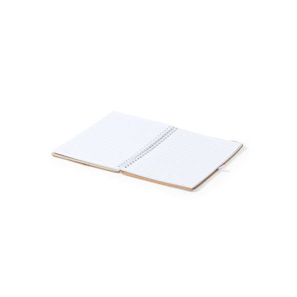 Libreta soporte de anillas de línea nature. Tapas rígidas fabricadas en corcho natural, con original soporte en caña de trigo para smartphone y tablet. Incluye elástico de cierre y soporte para bolígrafo en color blanco. 70 hojas interiores con disposición a una raya. Presentada en bolsa individual de diseño.