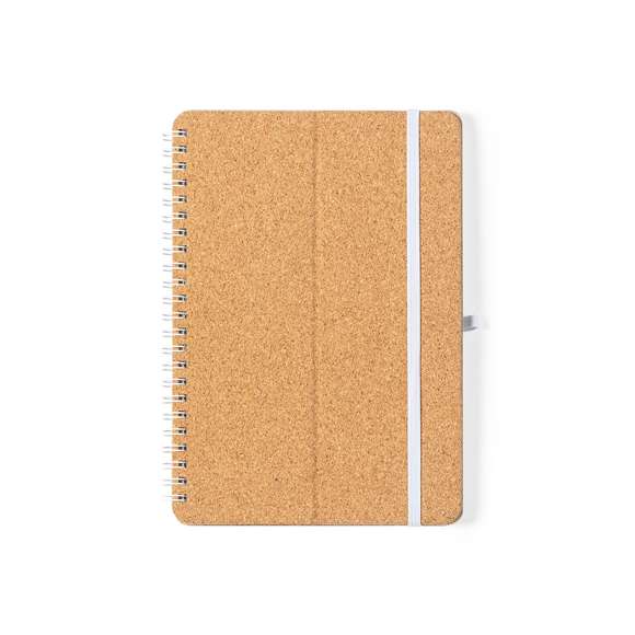 Libreta soporte de anillas de línea nature. Tapas rígidas fabricadas en corcho natural, con original soporte en caña de trigo para smartphone y tablet. Incluye elástico de cierre y soporte para bolígrafo en color blanco. 70 hojas interiores con disposición a una raya. Presentada en bolsa individual de diseño.