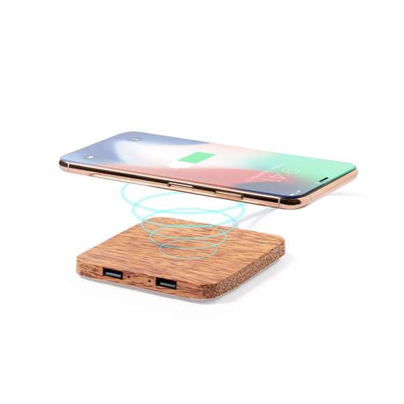 Cargador inalámbrico 10W de línea nature fabricado en coco. Tras el consumo de su fruto, del coco y su planta se pueden obtener multitud de productos, contribuyendo a la sostenibilidad del planeta y fomentando el uso de materias primas naturales. Incluye 2 salidas USB de 2100mA y es compatible con dispositivos equipados con tecnología de carga inalámbrica. Amplia superficie de marcaje y presentado en caja individual de diseño eco en cartón kraft.