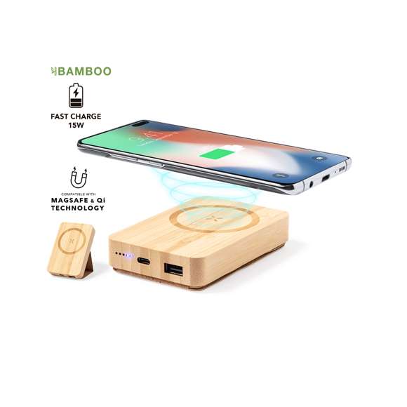 Batería auxiliar externa de línea nature, fabricada en bambú y con soporte en corcho natural. De 5.000 mAh de capacidad de carga, con cargador inalámbrico integrado 15W y fijación magnética para poder usar el dispositivo mientras se está cargando. Conector de entrada y salida Tipo C + salida USB. Incluye anillo adhesivo, siendo válido para todos los dispositivos con tecnología Magsafe y Qi. Presentada en caja individual de diseño eco en cartón kraft.Las capacidades mostradas en todas nuestras baterías auxiliares externas son reales, incorporando todas ellas baterías de grado A y no recicladas, con una vida útil de al menos 500 ciclos de carga y según normativa CE. Además, están fabricadas conforme a los estándares RoHS y en cumplimiento con los siguientes requisitos de seguridad: Sistema de protección contra sobrecarga del power bank. Sistema de protección contra descarga completa que proporciona una mayor durabilidad del power bank. Sistema de bloqueo para evitar cortocircuitos. Sistema de transferencia de carga constante, acorde con la capacidad del dispositivo de destino.