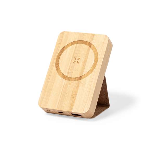Batería auxiliar externa de línea nature, fabricada en bambú y con soporte en corcho natural. De 5.000 mAh de capacidad de carga, con cargador inalámbrico integrado 15W y fijación magnética para poder usar el dispositivo mientras se está cargando. Conector de entrada y salida Tipo C + salida USB. Incluye anillo adhesivo, siendo válido para todos los dispositivos con tecnología Magsafe y Qi. Presentada en caja individual de diseño eco en cartón kraft.Las capacidades mostradas en todas nuestras baterías auxiliares externas son reales, incorporando todas ellas baterías de grado A y no recicladas, con una vida útil de al menos 500 ciclos de carga y según normativa CE. Además, están fabricadas conforme a los estándares RoHS y en cumplimiento con los siguientes requisitos de seguridad: Sistema de protección contra sobrecarga del power bank. Sistema de protección contra descarga completa que proporciona una mayor durabilidad del power bank. Sistema de bloqueo para evitar cortocircuitos. Sistema de transferencia de carga constante, acorde con la capacidad del dispositivo de destino.