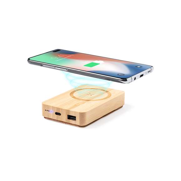 Batería auxiliar externa de línea nature, fabricada en bambú y con soporte en corcho natural. De 5.000 mAh de capacidad de carga, con cargador inalámbrico integrado 15W y fijación magnética para poder usar el dispositivo mientras se está cargando. Conector de entrada y salida Tipo C + salida USB. Incluye anillo adhesivo, siendo válido para todos los dispositivos con tecnología Magsafe y Qi. Presentada en caja individual de diseño eco en cartón kraft.Las capacidades mostradas en todas nuestras baterías auxiliares externas son reales, incorporando todas ellas baterías de grado A y no recicladas, con una vida útil de al menos 500 ciclos de carga y según normativa CE. Además, están fabricadas conforme a los estándares RoHS y en cumplimiento con los siguientes requisitos de seguridad: Sistema de protección contra sobrecarga del power bank. Sistema de protección contra descarga completa que proporciona una mayor durabilidad del power bank. Sistema de bloqueo para evitar cortocircuitos. Sistema de transferencia de carga constante, acorde con la capacidad del dispositivo de destino.
