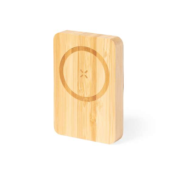 Batería auxiliar externa de línea nature, fabricada en bambú y con soporte en corcho natural. De 5.000 mAh de capacidad de carga, con cargador inalámbrico integrado 15W y fijación magnética para poder usar el dispositivo mientras se está cargando. Conector de entrada y salida Tipo C + salida USB. Incluye anillo adhesivo, siendo válido para todos los dispositivos con tecnología Magsafe y Qi. Presentada en caja individual de diseño eco en cartón kraft.Las capacidades mostradas en todas nuestras baterías auxiliares externas son reales, incorporando todas ellas baterías de grado A y no recicladas, con una vida útil de al menos 500 ciclos de carga y según normativa CE. Además, están fabricadas conforme a los estándares RoHS y en cumplimiento con los siguientes requisitos de seguridad: Sistema de protección contra sobrecarga del power bank. Sistema de protección contra descarga completa que proporciona una mayor durabilidad del power bank. Sistema de bloqueo para evitar cortocircuitos. Sistema de transferencia de carga constante, acorde con la capacidad del dispositivo de destino.