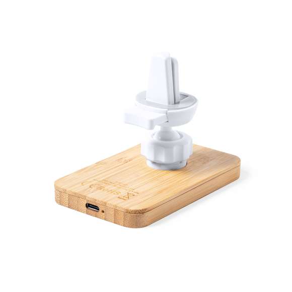 Soporte de rejilla de coche para smartphone de línea nature y fabricado en bambú. Con cargador inalámbrico 15W integrado y fijación magnética para poder usar el dispositivo mientras se está cargando. Incluye anillo adhesivo, siendo válido para todos los dispositivos con tecnología Magsafe y Qi. Presentado en caja individual de diseño eco en cartón kraft.