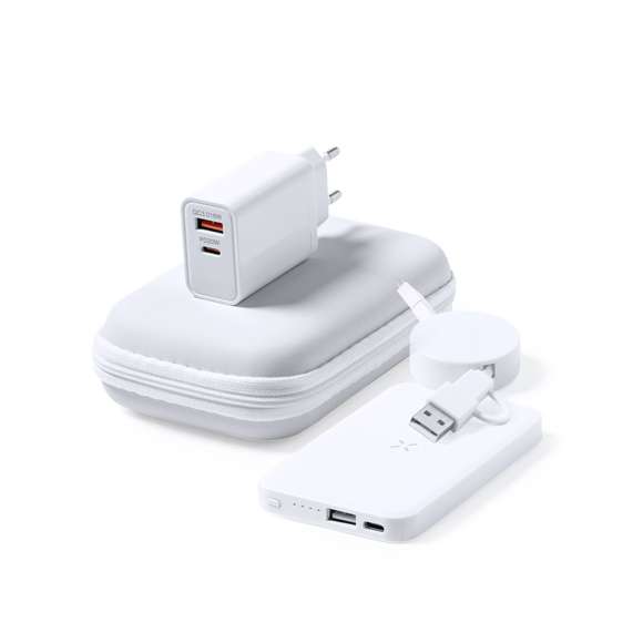 Set de dispositivos de carga, fabricados en resistente ABS de color blanco. Incluye: Batería auxiliar externa de 4.000 mAh con cargador inalámbrico integrado 5W y compatible con dispositivos equipados con tecnología de carga inalámbrica Qi. Con salida USB, entrada/salida USB C e indicador LED de estado de carga.Cable cargador y sincronizador extensible, válido para cargar dispositivos y transferir datos. Incluidas conexiones de entrada USB y Tipo C  salidas Lightning, Micro USB y Tipo C. 9V DC 2.1A. Cargador de pared 220V de doble salida: 1 salida USB QC 3.0 (Quick Charge/ Carga Rápida) 18W .1 salida tipo C 20W, con tecnología de carga rápida PD (Power Delivery), compatible con multitud de dispositivos.Set presentado en estuche de polipiel rígido, con cierre de cremallera y de acabado mate, acolchado interior y compartimentos interiores con bolsillos de redecilla.  Las capacidades mostradas en todas nuestras baterías auxiliares externas son reales, incorporando todas ellas baterías de grado A y no recicladas, con una vida útil de al menos 500 ciclos de carga y según normativa CE. Además, están fabricadas conforme a los estándares RoHS y en cumplimiento con los siguientes requisitos de seguridad:Sistema de protección contra sobrecarga del power bank. Sistema de protección contra descarga completa que proporciona una mayor durabilidad del power bank. Sistema de bloqueo para evitar cortocircuitos. Sistema de transferencia de carga constante, acorde con la capacidad del dispositivo de destino.