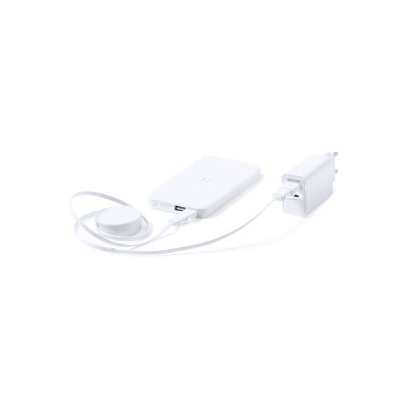 Set de dispositivos de carga, fabricados en resistente ABS de color blanco. Incluye: Batería auxiliar externa de 4.000 mAh con cargador inalámbrico integrado 5W y compatible con dispositivos equipados con tecnología de carga inalámbrica Qi. Con salida USB, entrada/salida USB C e indicador LED de estado de carga.Cable cargador y sincronizador extensible, válido para cargar dispositivos y transferir datos. Incluidas conexiones de entrada USB y Tipo C  salidas Lightning, Micro USB y Tipo C. 9V DC 2.1A. Cargador de pared 220V de doble salida: 1 salida USB QC 3.0 (Quick Charge/ Carga Rápida) 18W .1 salida tipo C 20W, con tecnología de carga rápida PD (Power Delivery), compatible con multitud de dispositivos.Set presentado en estuche de polipiel rígido, con cierre de cremallera y de acabado mate, acolchado interior y compartimentos interiores con bolsillos de redecilla.  Las capacidades mostradas en todas nuestras baterías auxiliares externas son reales, incorporando todas ellas baterías de grado A y no recicladas, con una vida útil de al menos 500 ciclos de carga y según normativa CE. Además, están fabricadas conforme a los estándares RoHS y en cumplimiento con los siguientes requisitos de seguridad:Sistema de protección contra sobrecarga del power bank. Sistema de protección contra descarga completa que proporciona una mayor durabilidad del power bank. Sistema de bloqueo para evitar cortocircuitos. Sistema de transferencia de carga constante, acorde con la capacidad del dispositivo de destino.