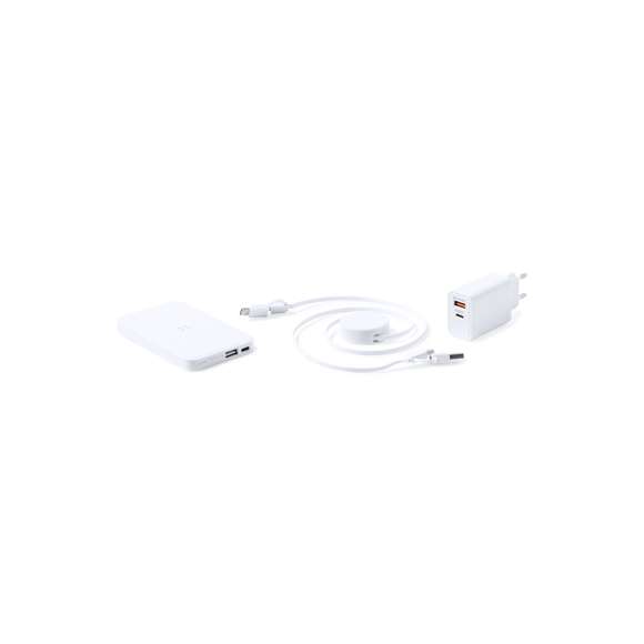 Set de dispositivos de carga, fabricados en resistente ABS de color blanco. Incluye: Batería auxiliar externa de 4.000 mAh con cargador inalámbrico integrado 5W y compatible con dispositivos equipados con tecnología de carga inalámbrica Qi. Con salida USB, entrada/salida USB C e indicador LED de estado de carga.Cable cargador y sincronizador extensible, válido para cargar dispositivos y transferir datos. Incluidas conexiones de entrada USB y Tipo C  salidas Lightning, Micro USB y Tipo C. 9V DC 2.1A. Cargador de pared 220V de doble salida: 1 salida USB QC 3.0 (Quick Charge/ Carga Rápida) 18W .1 salida tipo C 20W, con tecnología de carga rápida PD (Power Delivery), compatible con multitud de dispositivos.Set presentado en estuche de polipiel rígido, con cierre de cremallera y de acabado mate, acolchado interior y compartimentos interiores con bolsillos de redecilla.  Las capacidades mostradas en todas nuestras baterías auxiliares externas son reales, incorporando todas ellas baterías de grado A y no recicladas, con una vida útil de al menos 500 ciclos de carga y según normativa CE. Además, están fabricadas conforme a los estándares RoHS y en cumplimiento con los siguientes requisitos de seguridad:Sistema de protección contra sobrecarga del power bank. Sistema de protección contra descarga completa que proporciona una mayor durabilidad del power bank. Sistema de bloqueo para evitar cortocircuitos. Sistema de transferencia de carga constante, acorde con la capacidad del dispositivo de destino.