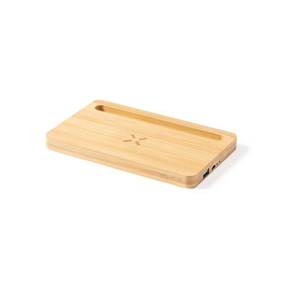 Cargador organizador inalámbrico 15W de línea nature. Con función soporte para smartphone y salida USB de 2.000 mA. Permite cargar de manera simultánea hasta 2 dispositivos (1 mediante carga inalámbrica y 1 mediante cable). Hecho en bambú procedente de cortes naturales y compatible con dispositivos equipados con tecnología de carga inalámbrica. Amplia superficie de marcaje y presentado en caja individual de diseño eco en cartón kraft.
