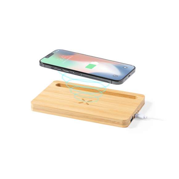 Cargador organizador inalámbrico 15W de línea nature. Con función soporte para smartphone y salida USB de 2.000 mA. Permite cargar de manera simultánea hasta 2 dispositivos (1 mediante carga inalámbrica y 1 mediante cable). Hecho en bambú procedente de cortes naturales y compatible con dispositivos equipados con tecnología de carga inalámbrica. Amplia superficie de marcaje y presentado en caja individual de diseño eco en cartón kraft.