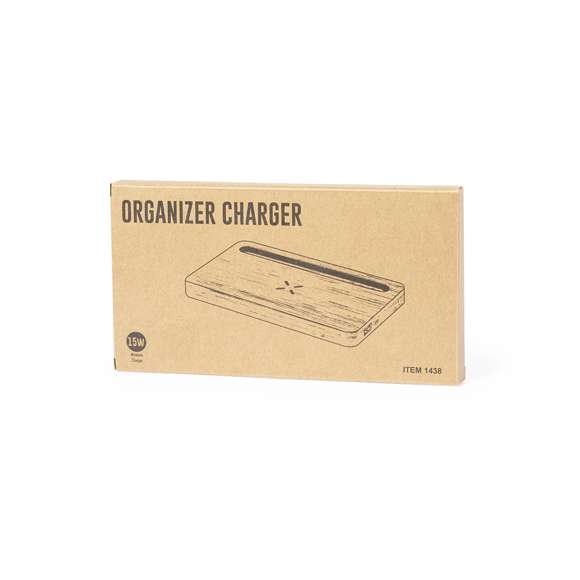 Cargador organizador inalámbrico 15W de línea nature. Con función soporte para smartphone y salida USB de 2.000 mA. Permite cargar de manera simultánea hasta 2 dispositivos (1 mediante carga inalámbrica y 1 mediante cable). Hecho en bambú procedente de cortes naturales y compatible con dispositivos equipados con tecnología de carga inalámbrica. Amplia superficie de marcaje y presentado en caja individual de diseño eco en cartón kraft.