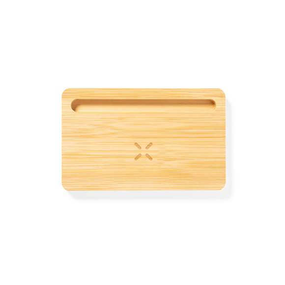 Cargador organizador inalámbrico 15W de línea nature. Con función soporte para smartphone y salida USB de 2.000 mA. Permite cargar de manera simultánea hasta 2 dispositivos (1 mediante carga inalámbrica y 1 mediante cable). Hecho en bambú procedente de cortes naturales y compatible con dispositivos equipados con tecnología de carga inalámbrica. Amplia superficie de marcaje y presentado en caja individual de diseño eco en cartón kraft.