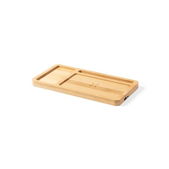Cargador organizador inalámbrico 15W de línea nature. Con función soporte para smartphone y compartimento extra para objetos. Salida USB de 2.000 mA. Permite cargar de manera simultánea hasta 2 dispositivos (1 mediante carga inalámbrica y 1 mediante cable). Hecho en bambú procedente de cortes naturales y compatible con dispositivos equipados con tecnología de carga inalámbrica. Amplia superficie de marcaje y presentado en caja individual de diseño eco en cartón kraft.