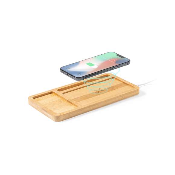 Cargador organizador inalámbrico 15W de línea nature. Con función soporte para smartphone y compartimento extra para objetos. Salida USB de 2.000 mA. Permite cargar de manera simultánea hasta 2 dispositivos (1 mediante carga inalámbrica y 1 mediante cable). Hecho en bambú procedente de cortes naturales y compatible con dispositivos equipados con tecnología de carga inalámbrica. Amplia superficie de marcaje y presentado en caja individual de diseño eco en cartón kraft.