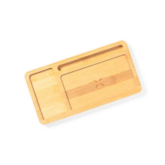 Cargador organizador inalámbrico 15W de línea nature. Con función soporte para smartphone y compartimento extra para objetos. Salida USB de 2.000 mA. Permite cargar de manera simultánea hasta 2 dispositivos (1 mediante carga inalámbrica y 1 mediante cable). Hecho en bambú procedente de cortes naturales y compatible con dispositivos equipados con tecnología de carga inalámbrica. Amplia superficie de marcaje y presentado en caja individual de diseño eco en cartón kraft.