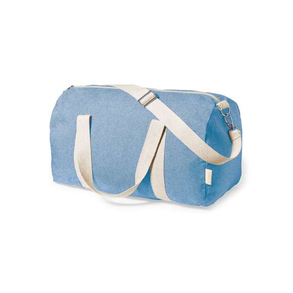 Práctico bolso de línea nature fabricado en algodón 100% reciclado GRS de 275g/m2. Con prácticas y resistentes asas en color natural alrededor del bolso. Compartimento principal con cierre de cremallera y cinta para hombro ajustable con cierre de mosquetón. Disponible en variada gama de colores y con distintivo algodón reciclado en etiqueta exterior. Disponible certificación GRS (Global Recycled Standard / Estándar de Reciclaje Global), que garantiza el origen reciclado del material usado para fabricar el producto.