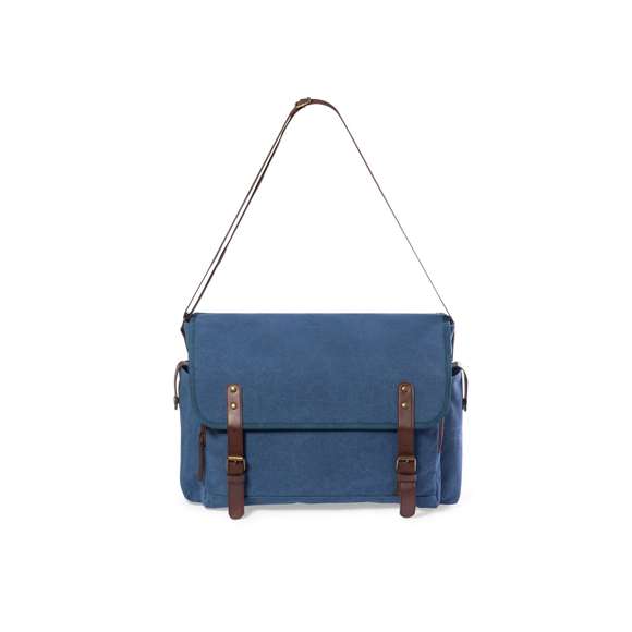 Portadocumentos bandolera de diseño atemporal, fabricado en resistente canvas de 480g/m2, con cintas de cierre en polipiel y práctica cinta para hombro ajustable. Interior acolchado con compartimentos independientes para tablet de hasta 10 pulgadas y ordenador portátil de hasta 15 pulgadas. Incluye prácticos bolsillos laterales en el exterior.