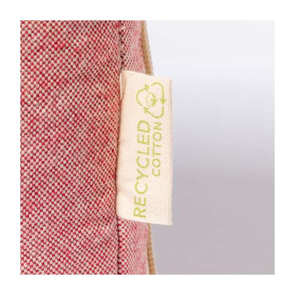 Funda acolchada para ordenador portátil de hasta 15 pulgadas. De línea nature y fabricada en algodón 100% reciclado GRS de 275g/m2. Compartimento principal con cierre de cremallera y distintivo algodón reciclado en etiqueta exterior. Disponible certificación GRS (Global Recycled Standard / Estándar de Reciclaje Global), que garantiza el origen reciclado del material usado para fabricar el producto. Disponible en variada gama de colores.