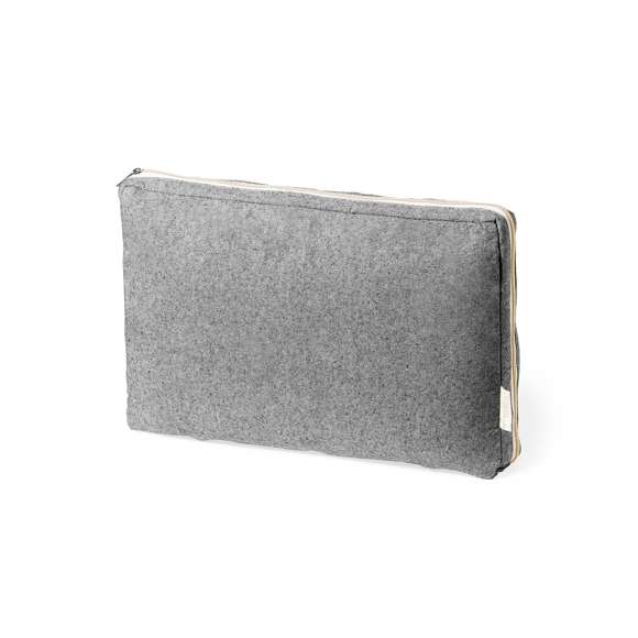 Funda acolchada para ordenador portátil de hasta 15 pulgadas. De línea nature y fabricada en algodón 100% reciclado GRS de 275g/m2. Compartimento principal con cierre de cremallera y distintivo algodón reciclado en etiqueta exterior. Disponible certificación GRS (Global Recycled Standard / Estándar de Reciclaje Global), que garantiza el origen reciclado del material usado para fabricar el producto. Disponible en variada gama de colores.