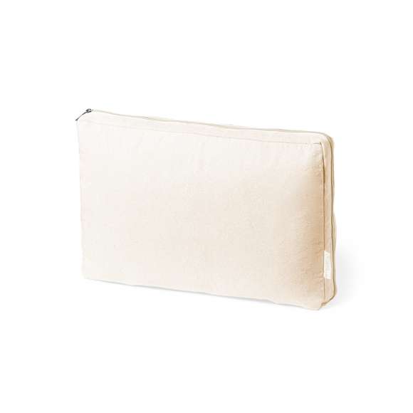 Funda acolchada para ordenador portátil de hasta 15 pulgadas. De línea nature y fabricada en algodón 100% reciclado GRS de 275g/m2. Compartimento principal con cierre de cremallera y distintivo algodón reciclado en etiqueta exterior. Disponible certificación GRS (Global Recycled Standard / Estándar de Reciclaje Global), que garantiza el origen reciclado del material usado para fabricar el producto. Disponible en variada gama de colores.