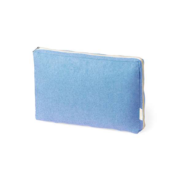 Funda acolchada para ordenador portátil de hasta 15 pulgadas. De línea nature y fabricada en algodón 100% reciclado GRS de 275g/m2. Compartimento principal con cierre de cremallera y distintivo algodón reciclado en etiqueta exterior. Disponible certificación GRS (Global Recycled Standard / Estándar de Reciclaje Global), que garantiza el origen reciclado del material usado para fabricar el producto. Disponible en variada gama de colores.