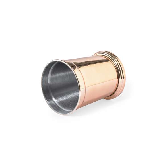 Vaso de 400 ml de capacidad en acero inox con recubrimiento exterior de cobre galvanizado. De innovador diseño y presentado en atractiva caja individual.