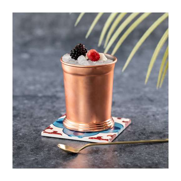 Vaso de 400 ml de capacidad en acero inox con recubrimiento exterior de cobre galvanizado. De innovador diseño y presentado en atractiva caja individual.